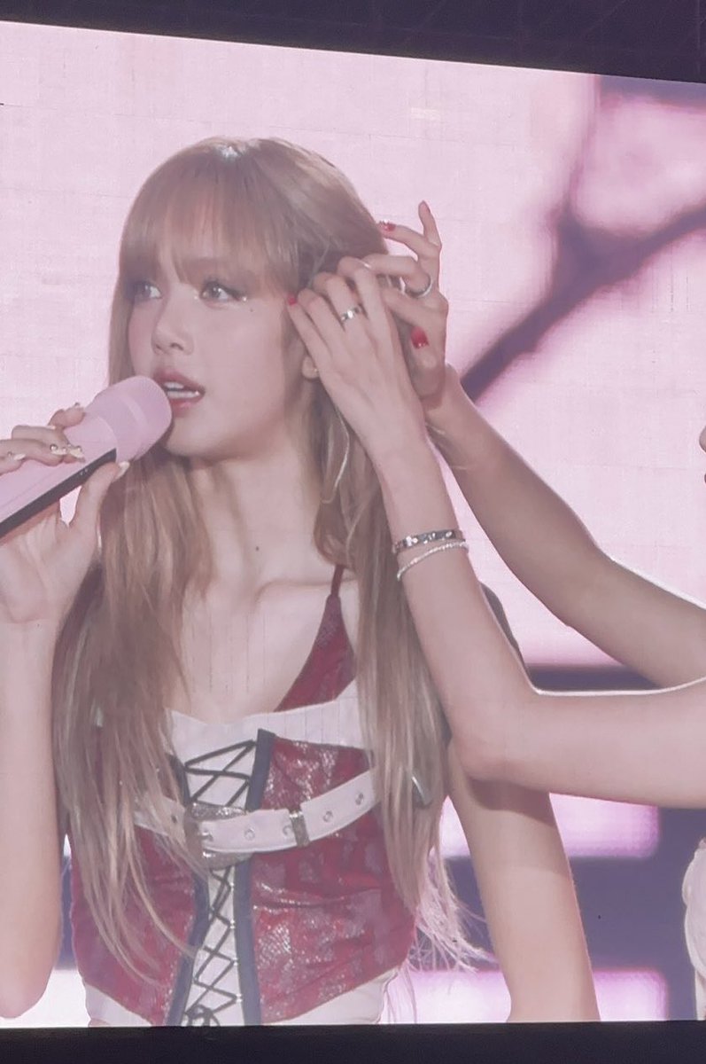 Lisa looking like a barbie in every picture that comes out from the tour