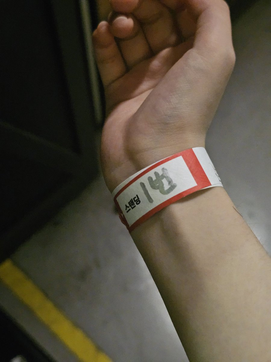 15rounds_'s tweet photo. 그리고 이건 내게 다신 안 올 것 같은 행운
스탠딩 1번인데 응원봉을 안 들고 온 사람이 있다??????? https://t.co/kpy886c3sv