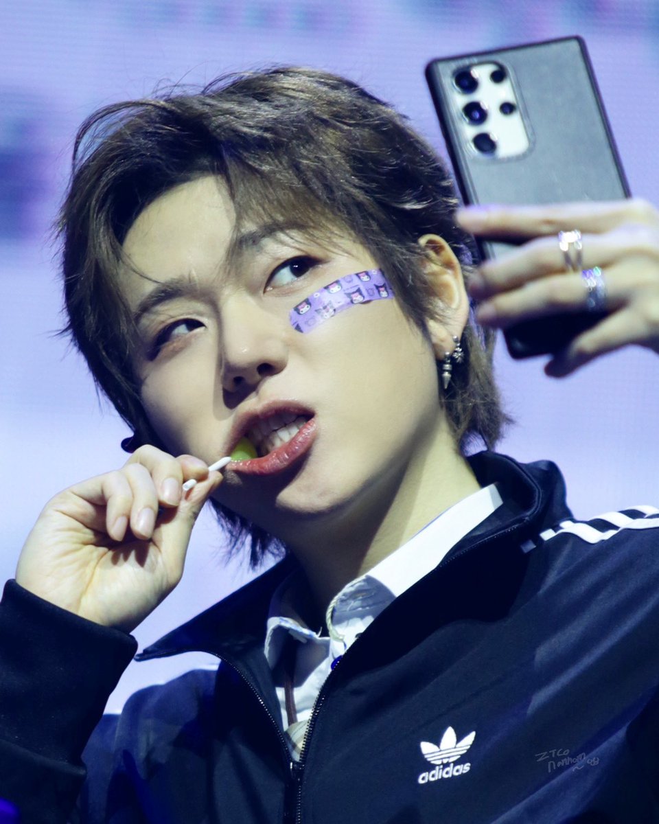 zico_nannom's tweet photo. 셀카찍는 우죠 훔쳐보기!!😝

#지코 #ZICO #COMvenience https://t.co/fyvUj3JO4p