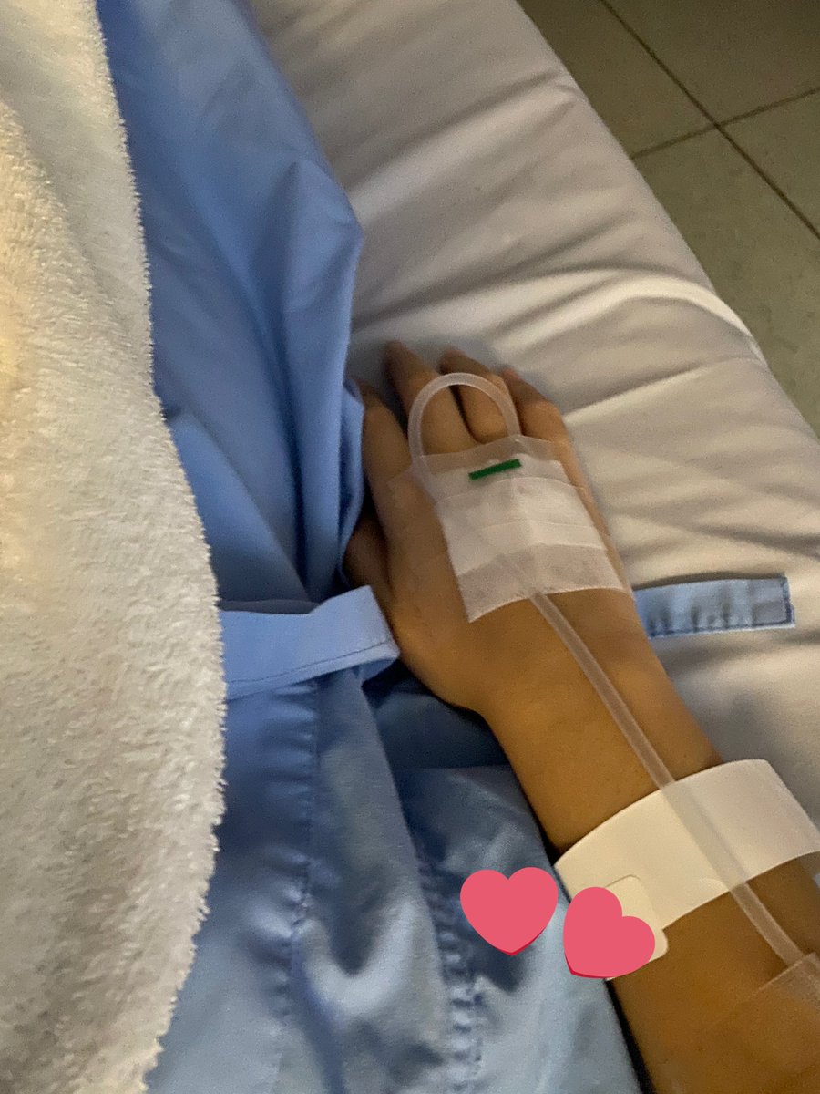 ละคือ เมื่อวานเจาะข้างซ้าย คือก็ลืมบอกหมอ ว่าถนัดซ้าย วันนี้เลยเปลี่ยนมาเจาะข้างขวาแทน เพราะน้ำเกลือไม่ค่อยไหลเข้าอีกฝั่ง คือชั้นเจ็บสองข้าง 😃