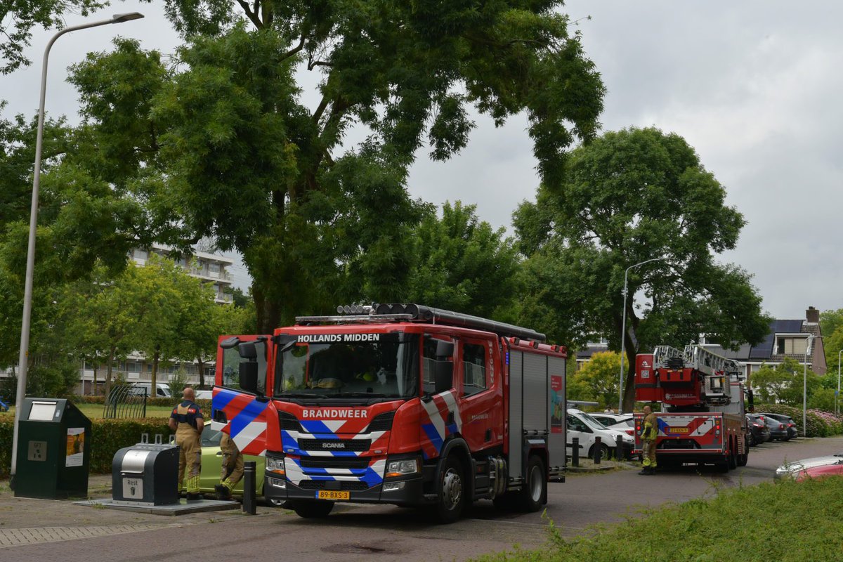 Brandweeractie voor gevaarlijk loshangende tak in Voorschoten