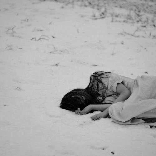 ashley_r_oden's tweet image. Such a bitter day
winter’s bite beneath my skin
No masala flame could match
the fire
he lit within
Pines bent low
my breath held tight
What I’d give
for one long kiss
his mouth
my mercy
warmth
where only
cold has been
#vss365