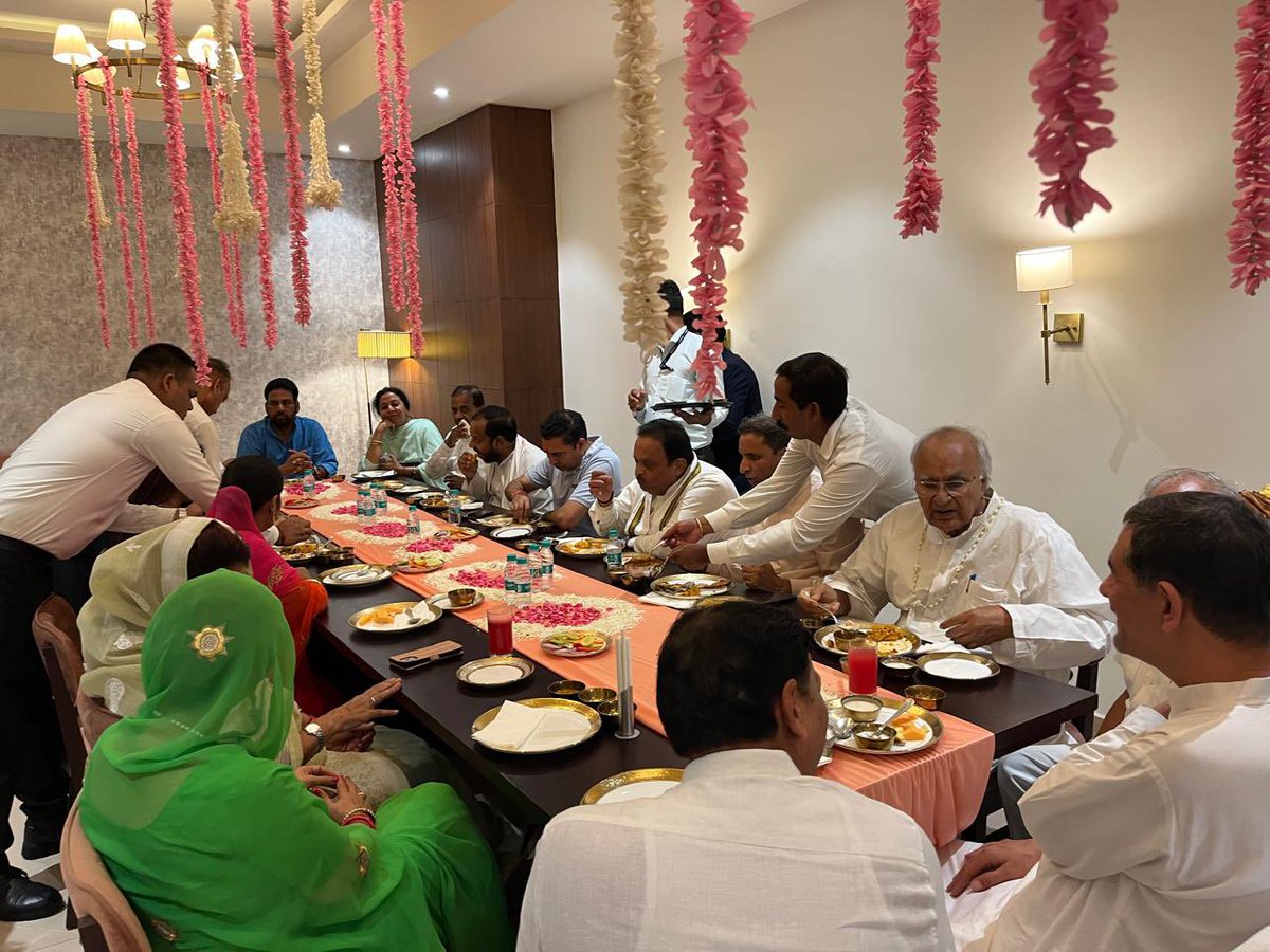 आज जयपुर कॉन्स्टीट्यूशन क्लब में आयोजित वरिष्ठ कांग्रेस नेता व राजस्थान विधानसभा में नेता प्रतिपक्ष श्री टीकाराम जूली जी की लाड़ली बिटिया के सगाई समारोह में शिरकत कर समस्त जूली परिवार को बधाई एवं शुभकामनाएँ प्रेषित की |