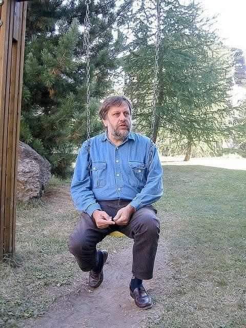 «La felicidad nunca fue importante. El problema radica en que nosotros no sabemos qué es lo que realmente queremos. Lo que nos hace feliz es el no alcanzar lo que deseamos, sino soñarlo».

—𝐒𝐥𝐚𝐯𝐨𝐣 𝐙𝐢𝐳𝐞𝐤
☘️☘️💕💕