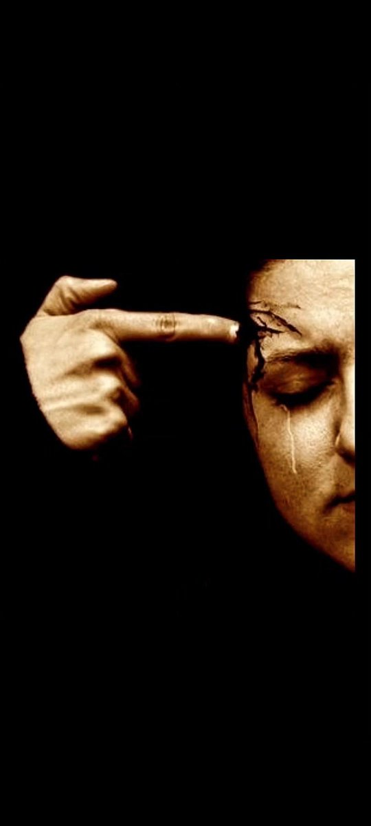 En büyük kavgalarımı
Tuzlu gözyaşlarımı
Kusursuz ölüm senaryolarımı
Sağır eden çığlıklarımı
Dişlerimle kopardığım uzuvların çığlıklıklarını sen bildin sadece..
Bu yüzden uyumayı hak ediyorsun!.
Uyuşmadan
Körelmeden
Sürüye yem olmadan azad etmeliyim bizi!.
.
..
Öyle işte!
.
🍷🌾