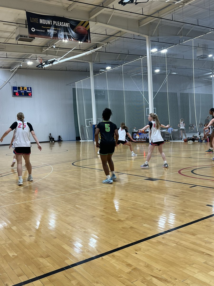 A view from Wades World court side in Mount Pleasant for the <a href="/LBInsider/">Jason Wilkins (Wilkins Report)</a> Mitten Summer Showdown Let’s get it!! <a href="/LBI_Carolina/">Coach Wright</a> <a href="/LBIPremierBB/">LBI Premier Prospects</a>