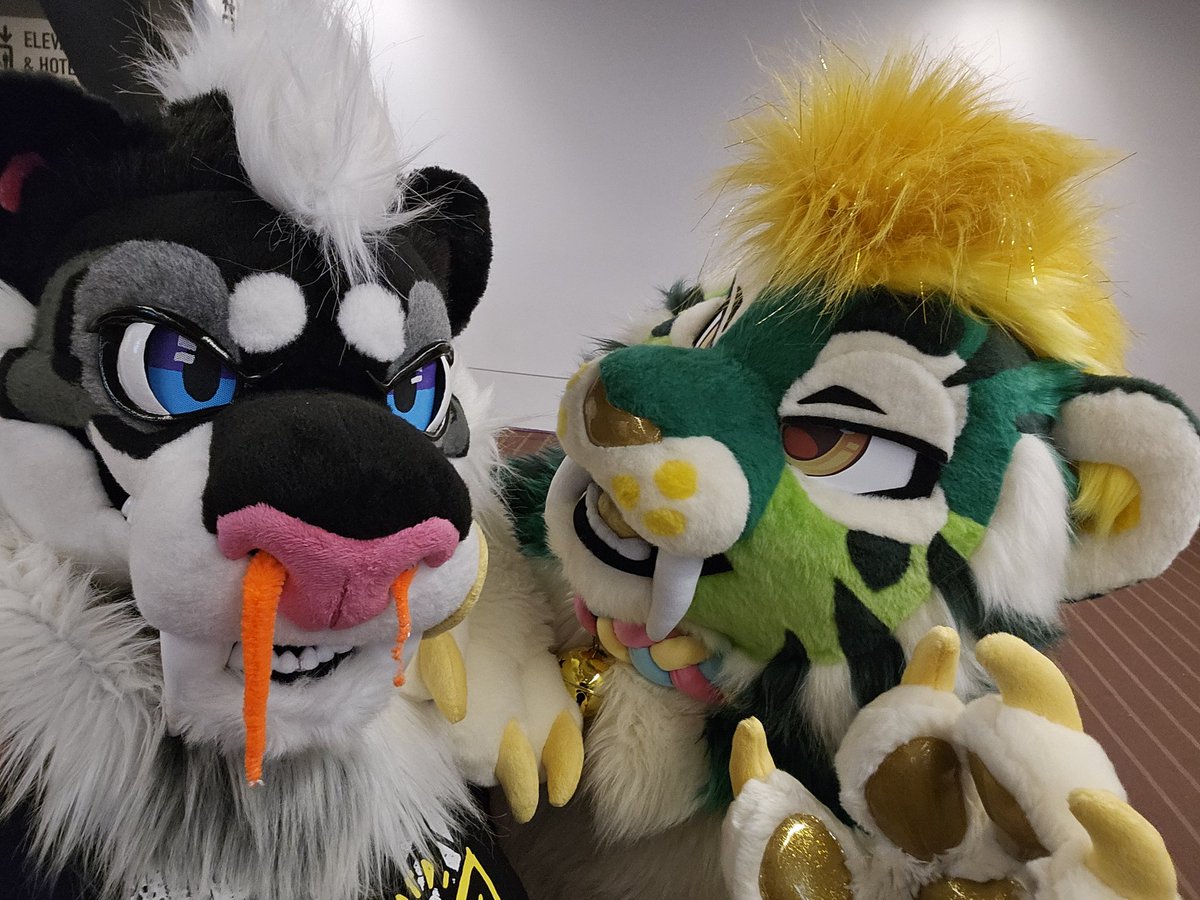 SaberToofGoof's tweet image. Found @dogbutwithfire last night!They're so sweet!
#anthrocon2025 #fursuit #sabertooth