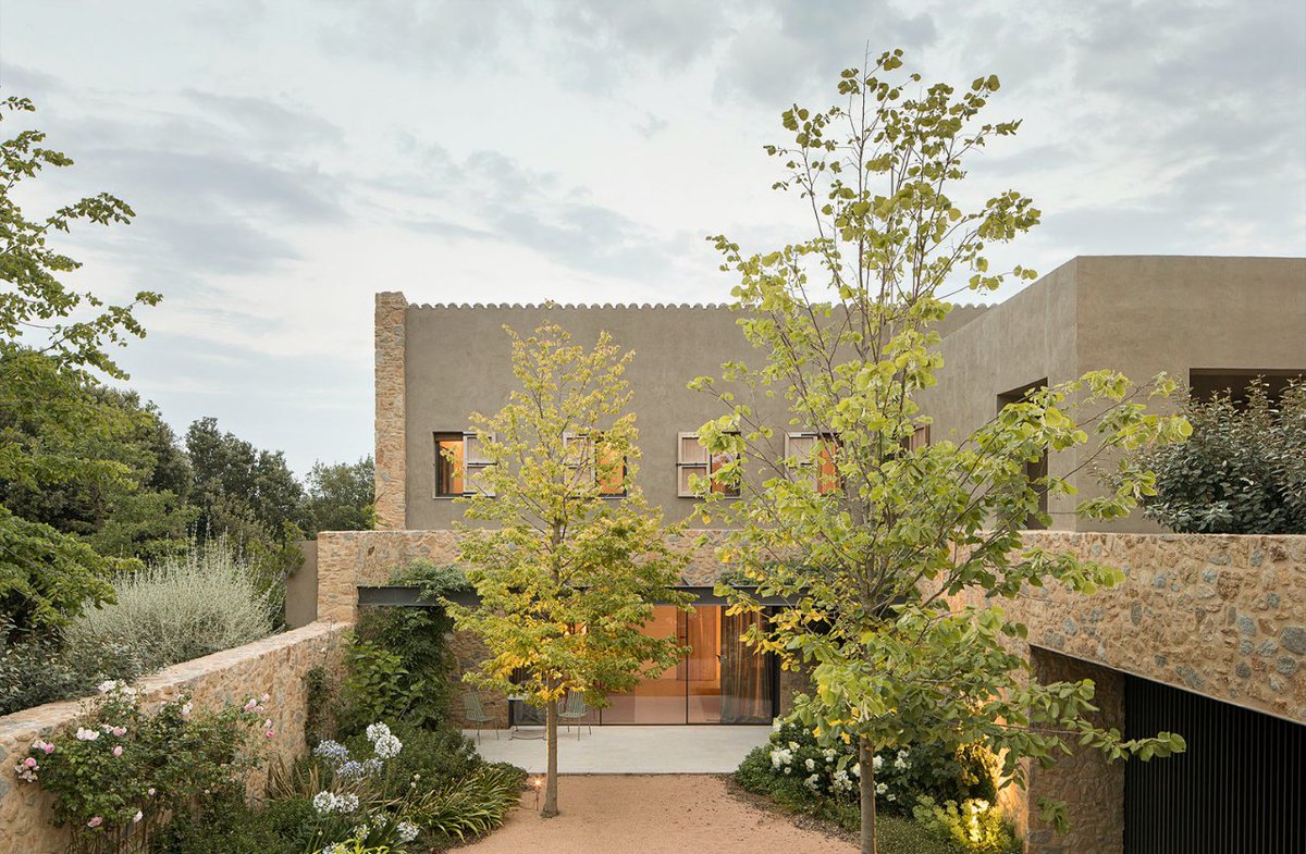#ComoEnCasaEnNingunSitio _
Casa en Costa Brava diseñada por GCA Architectes.
Fotografías: Del Rio Bani.

#Arquitectura #Architecture