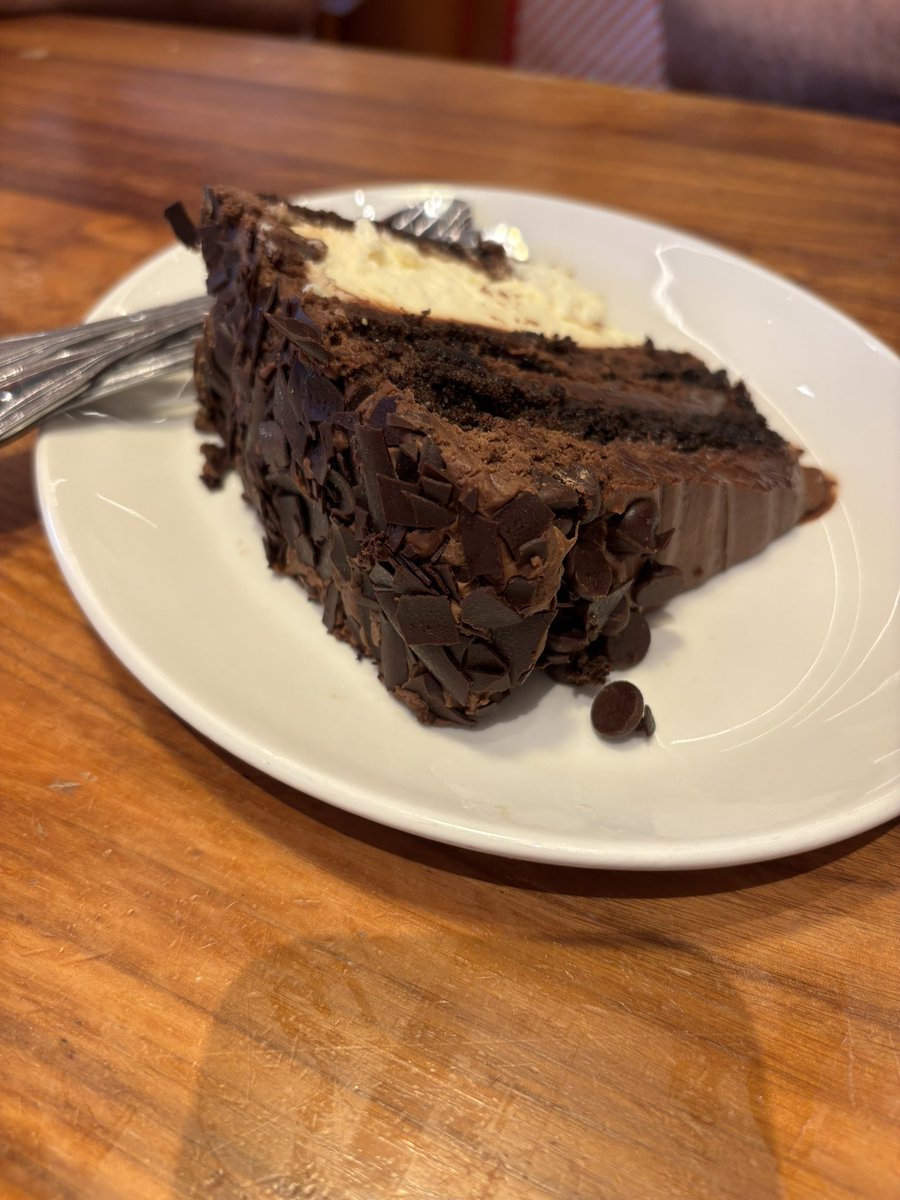 htjlaw's tweet image. No existe un postre mejor q este. Ni cerca. #DevilsFoodCheesecake #Juniors