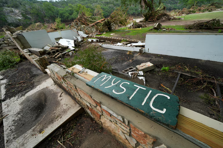 ReporteYa's tweet photo. #6Jul #Texas 
Asciende a 59 el número de muertos por las históricas inundaciones en Texas. Al menos 27 niñas siguen desaparecidas tras la crecida del río Guadalupe. Las autoridades mantienen operativos de búsqueda aérea, terrestre y acuática. - @infobae https://t.co/0Xi1B2Dxzq