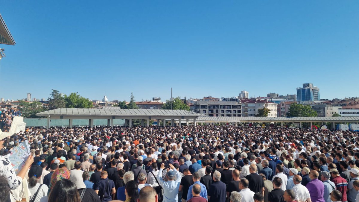 Merhum Nihat Genç’e Allah’tan rahmet diliyoruz.