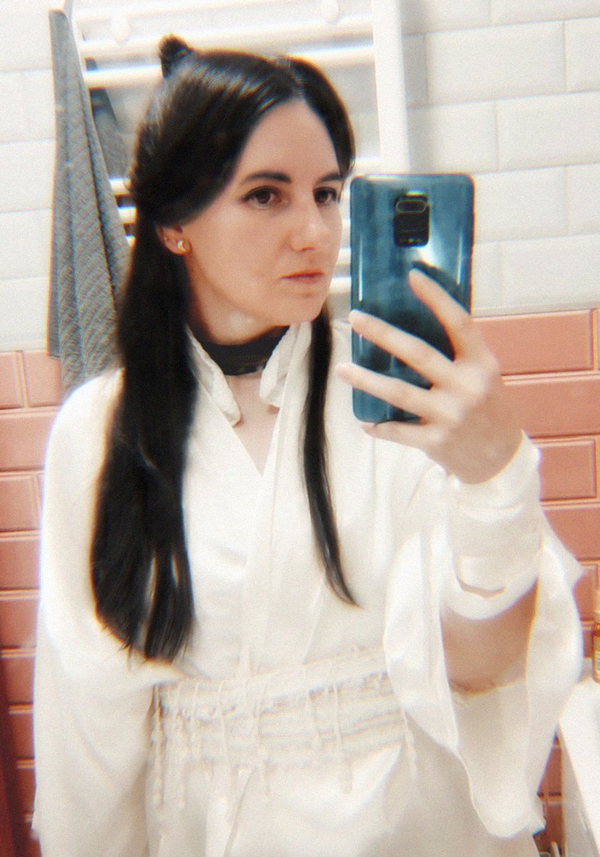 Ahaha, I tried to do a very quick, danmei inspired closet cosplay but it's not easy 😂 I tried to do some Xie Lian vibes but didn't have any wigs that would fit at all so I just darkened my hair in ps 😆

#xielian #tgcf #cosplay