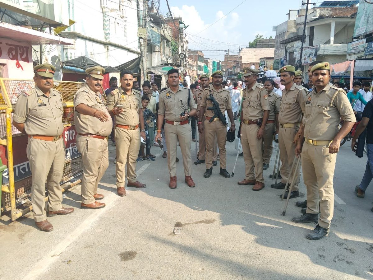 bhadohipolice's tweet photo. जनपद वासियों द्वारा मोहर्रम पर्व परम्परागत तरीके से शांति व सौहार्दपूर्ण माहौल में मनाया जा रहा है। सभी निर्धारित स्थानों से निकलने वाले ताजिया जुलूसों को पुलिस व प्रशासनिक टीम द्वारा सकुशल सम्पन्न कराया जा रहा है।
श्री शुभम अग्रवाल अपर पुलिस अधीक्षक भदोही द्वारा  कस्बा भदोही में पर्याप्त पुलिस/पीएसी बल के साथ भ्रमणशील रहते हुए ताजिया जुलूस को सकुशल सम्पन्न कराया जा रहा है।
@Uppolice 
@adgzonevaranasi 
@digmirzapur