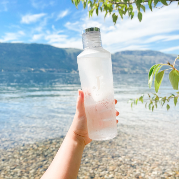 Weddingstar's tweet photo. Our Modern Serif Monogram Water Bottle combines sleek design with everyday function. Reusable, lightweight, and customized with your initial—it's the perfect companion for beach days, workouts, or just staying stylishly hydrated. 💧☀️

🛍️ Shop now — https://t.co/VaGeJStldd https://t.co/xFMHQGNrxC