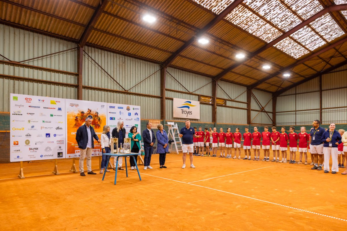 Jan Choinski remporte les internationaux de tennis de Troyes 2025 !
Le Britannique gagne la finale en 3 sets contre le Français Calvin Hemery, en présence de Sibylle Bertail-Fassaert, VP du CD10 chargée du sport. Félicitations aux organisateurs, arbitres, athlètes et bénévoles !