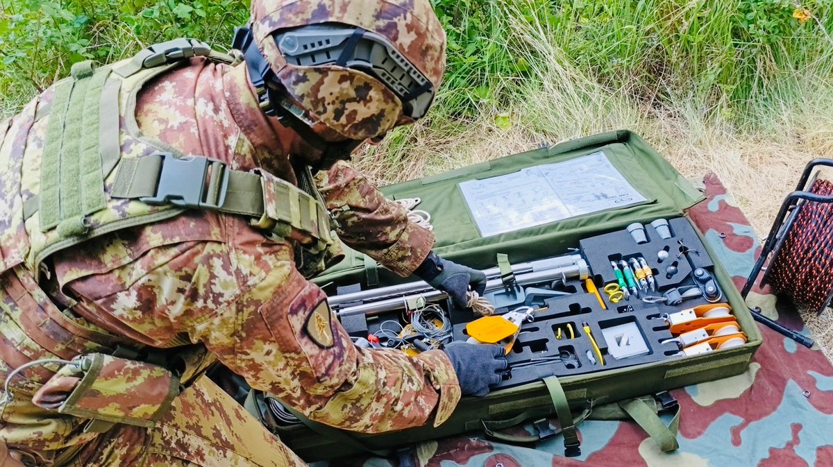 Esercito's tweet image. Gli #Artificieri dell’11° reggimento genio guastatori dell’#Esercito hanno neutralizzato con successo un ordigno bellico risalente alla Seconda Guerra Mondiale e rinvenuto a Palena, in provincia di #Chieti. La bomba, del peso di 115 kg e contenente 30 kg di tritolo, rappresentava