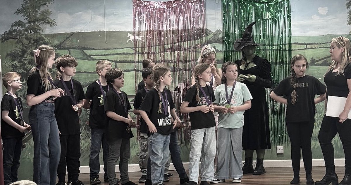 bugbites74's tweet image. Wicked was Wicked!! Well done to all Bugbites you graduated the drama academy with honours.