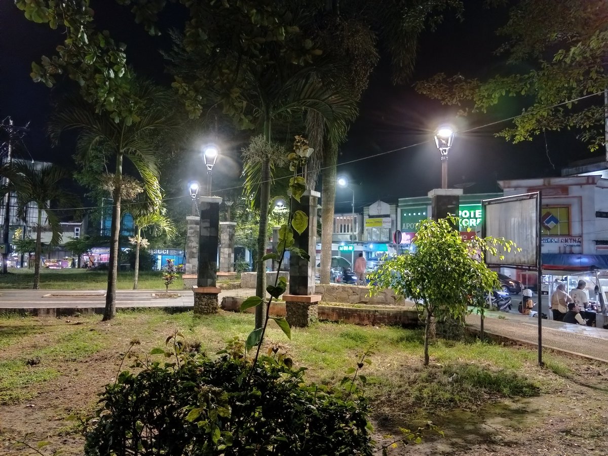 Untuk bahagia tak harus ketempat mewah. Menikmati malam yang sederhana begini saja sudah bahagia.