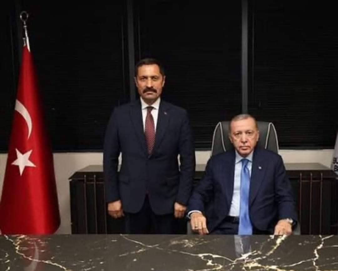 RecepCayl's tweet photo. VATANDAŞ DİYORKİ YALNIZCA HATAY'IN VALİSİ DEĞİL HATAYLI VALİ OLDU

Bir mülki idare amirinin 6 Şubat tarihinde meydana gelen Asrın Felaketinden bu yana Hatay'ı Hataylılardan daha fazla sahiplenmesine ne ad verilebilir 
Hataylılar adına gurur verici daha ne olabilir ki. Şehrimiz için canla başla çalışan, uyku, tatil, dinlenmek nedir bilmeyen Valimiz sayın @MustafaMasatli ve ekibinden Allah razı olsun. Biz Hataylı vatandaşlar olarak sayın valimizi kentimize atayarak şehrimizin diriliş meşalesini yaktırdığı için Cumhurbaşkanımız sayın @RTErdogan beyefendiye Minnettarız. Hatay'ımızın 6 Şubat depremlerinden sonra tekrardan eski ihtişamına kavuşması için gecesini gündüzüne katan, mesai mefhumu gözetmeden ekibiyle ve Hatay’daki tüm STK ve kurumlarda dayanışma içerisinde koordineli bir şekilde çalışmaları ile vatandaşların takdirini kazanan, dünyanın en büyük şantiye alanına dönen kentin içerisindeki inşaat çalışmalarını yerinde incelemeye gittiğinde de Hataylı vatandaşlar tarafından Vali BABA diye hitap edilen Mustafa Masatlı Hamdolsun ki Devletimizin imkanlarıyla Hatay’da 6 Şubat depremlerinin yaralarını hızla sarıyor. 
YANGIN SÜREÇLERİNDE VALİMİZİN DEĞERİNİ BİR KEZ DAHA ANLADIK  
Maalesef son günlerde ülkemizin birçok ilinde meydana gelen orman yangınları ilimiz Hatay’ın birçok ilçesinde meydana gelmiş ve Valimiz Mustafa Masatlı koordinesinde başta Büyükşehir Belediyesi olmak üzere AFAD, kolluk kuvvetleri, Güvenlik güçlerimiz, orman bölge müdürlüğü, sivil toplum kuruluşları ilçe belediyeleri siyasi partilerin temsilcileri Hatay Ülkü Ocakları Eğitim Kültür Vakfı ve Hataylı vatandaşlar tarafından ilimizdeki yangınların kontrol altına alınması biz Hataylılar adına sevindirici bir durum olmuştur. Bu zorlu süreçlerde Başta Hataylıların Vali BABA diye hitap ettiği Valimiz Mustafa Masatlı başta olmak üzere emeği geçen herkesten Allah razı olsun. 
Sayın Cumhurbaşkanımız Recep Tayyip Erdoğan beyefendi; Başkomutanlığını yaptığınız Devletimizin ilimiz Hatay’daki Mülki amiri Mustafa Masatlı Valimiz, Hatay’ın umutlarını yeşerten çalışkanlığıyla 1 milyon 710 bin vatandaşın takdirini, sevgisini ve desteğini kazanmıştır. Hatay ve Hataylılar için büyük bir şans olan Valimiz sayın Mustafa Masatlı yalnızca Hatay’ın valisi olmakla kalmayıp vatandaşların diğer bir deyimiyle Hataylı Vali olmuştur. İlimiz Hatay’daki son depremzede vatandaş sıcak yuvasına ve işyerlerine geçene kadar Valimizin ilimizde görev yapması temennisiyle başta siz Devletimizin Baş Komutanına Cenâb-ı Allah sağlıklı ömür versin inşallah. Cenâb-ı Allah Devletimize ve milletimize zeval vermesin. Devletimiz ilelebet payidar kalsın inşallah.
@tcbestepe @dbdevletbahceli @TCTarim @HatayValiligi
@HatayBSB @AFADBaskanlik @hatayocak31 @mustafaorgut