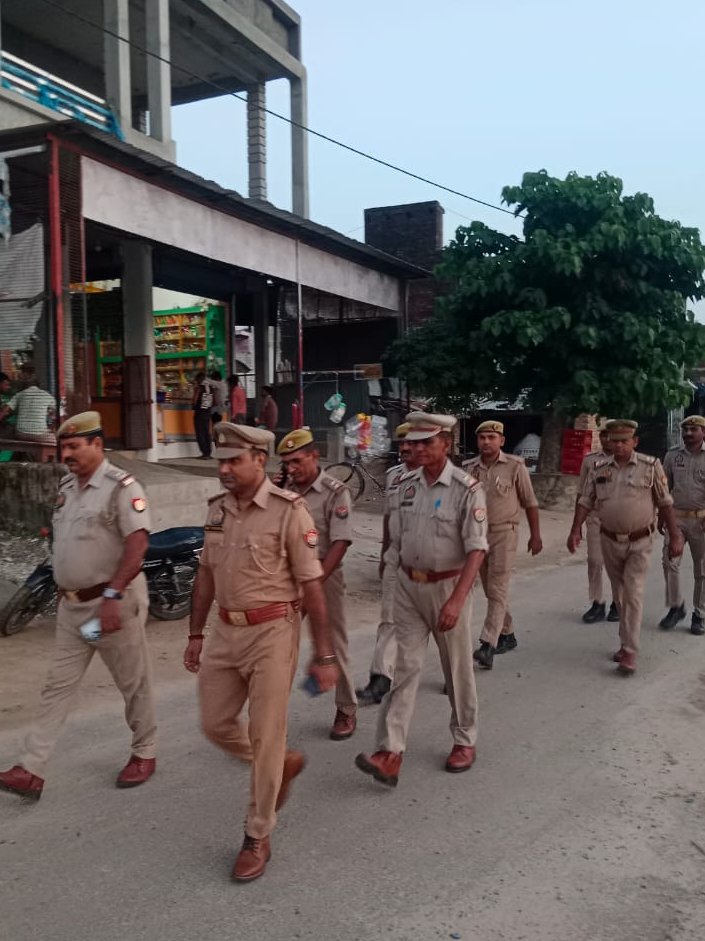 पुलिस अधीक्षक <a href="/pilibhitpolice/">Pilibhit Police</a> के निर्देशन में थाना दियोरिया कलां पुलिस द्वारा आगामी त्योहार, शांति एवं कानून-व्यवस्था बनाए रखने हेतु मुख्य मार्गों, बाजारों व भीड़-भाड़ वाले क्षेत्रों में #FootPatrolling की गई।
<a href="/igrangebareilly/">DIG RANGE BAREILLY</a>
<a href="/adgzonebareilly/">ADG Zone Bareilly</a>
<a href="/Uppolice/">UP POLICE</a>
<a href="/dgpup/">DGP UP</a>