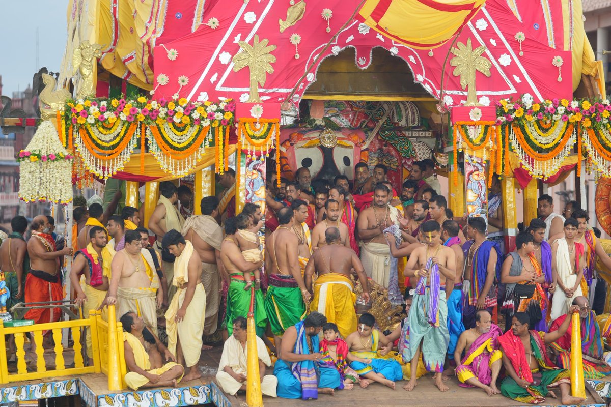 JagannathaDhaam's tweet photo. ବଡ଼ ତଢ଼ାଉ ବା ସୁନାବେଶରେ ଦର୍ଶନ ଦେଉଛନ୍ତି ମହାପ୍ରଭୁ ଶ୍ରୀଜଗନ୍ନାଥ।

Mahaprabhu Shree Jagannatha, in his rare and divine golden attire, bestows darshan upon the devotees.

#RathaJatra2025 #RathaYatra2025 #ShreeJagannathaDhaam #Sunabesha2025 https://t.co/bS5bUcICcj