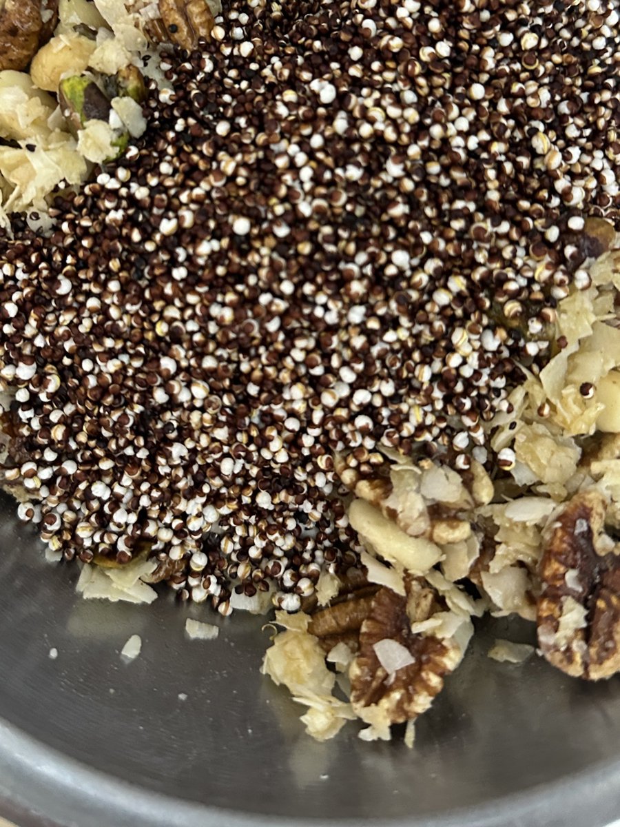 오늘은 그래놀라 스타일의
퀴노아 시리얼! 
퀴노아 미리 바삭하게 볶고
마카다미아 피스타치오
피칸 코코넛플레이크 
(견과류 1컵, 퍼핑 퀴노아 1/2컵, 코코넛1/2컵)
올리브유2큰술 꿀2큰술,
소금 한꼬집에 버무려서
160도 20분 정도 구웠음