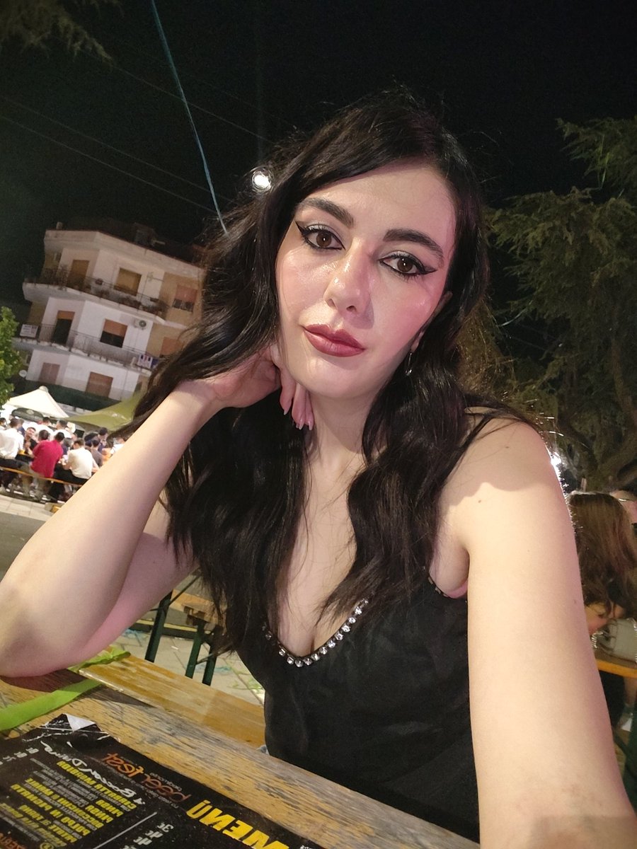 AGiuliaFiorillo's tweet photo. Ieri sera penultima serata della Festa della birra con la cover band dei Coldplay,molto bravi!
πΈπΆπ΅πΆπ©΅ππ€π§‘π©·
#ierisera #festadellabirra #beerfest #piedimontematese #musica #live #coverband #coldplay #estate #luglio #foto #selfie https://t.co/eki6BLKzdv