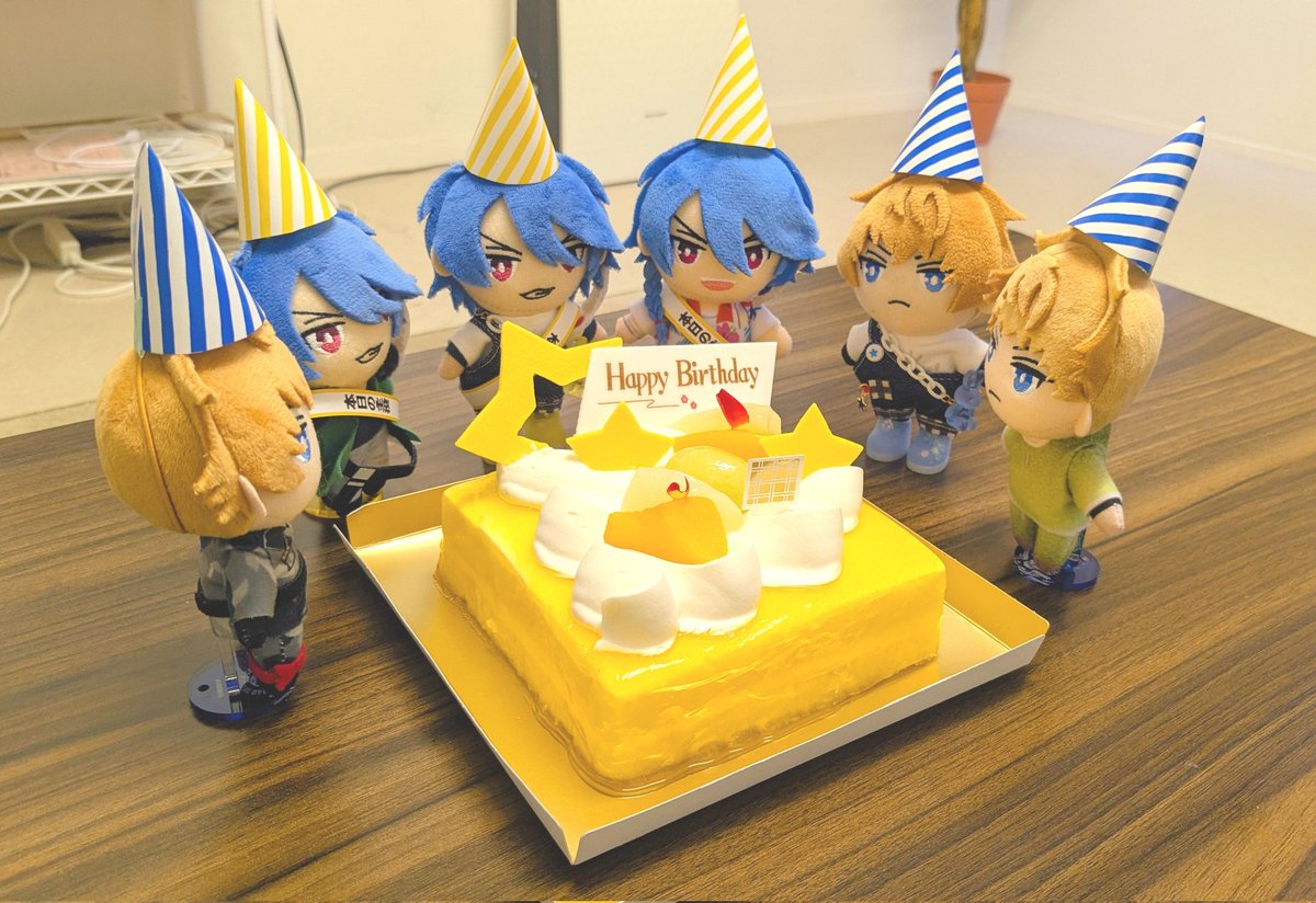 yonago75's tweet image. イベント終わりに、うろさん＆nitadaさんとﾀﾞｲｽｸﾝのお誕生日前祝いしてきましたー！！🥳🎉
ﾀﾞｲｽｸﾝ…いっぱいお食べね…………🎂