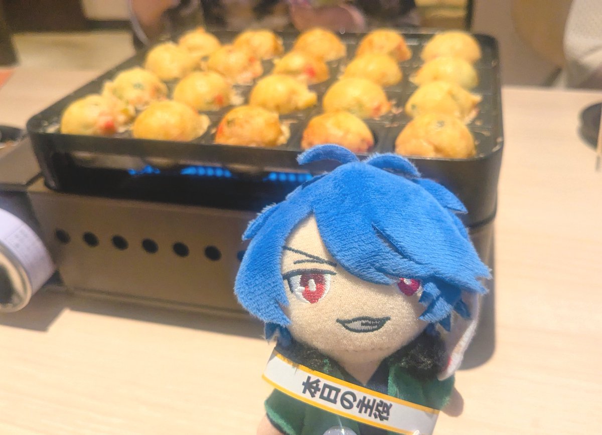 yonago75's tweet image. イベント終わりに、うろさん＆nitadaさんとﾀﾞｲｽｸﾝのお誕生日前祝いしてきましたー！！🥳🎉
ﾀﾞｲｽｸﾝ…いっぱいお食べね…………🎂