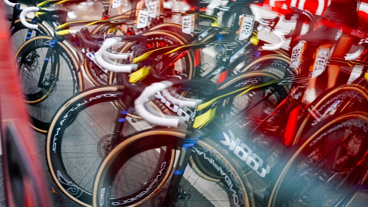 BFMTV's tweet photo. Tour de France: l'équipe Cofidis s'est fait voler 11 vélos à Lille
https://t.co/ewC5crKGdr https://t.co/LAwwbpWiJk