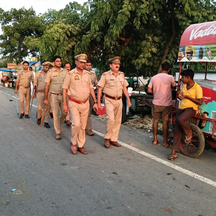 पुलिस अधीक्षक <a href="/pilibhitpolice/">Pilibhit Police</a> के निर्देशन में थाना घुंघचाई पुलिस द्वारा आगामी त्योहार, शांति एवं कानून-व्यवस्था बनाए रखने हेतु मुख्य मार्गों, बाजारों व भीड़-भाड़ वाले क्षेत्रों में #FootPatrolling की गई।
<a href="/igrangebareilly/">DIG RANGE BAREILLY</a>
<a href="/adgzonebareilly/">ADG Zone Bareilly</a>
<a href="/Uppolice/">UP POLICE</a>
<a href="/dgpup/">DGP UP</a>