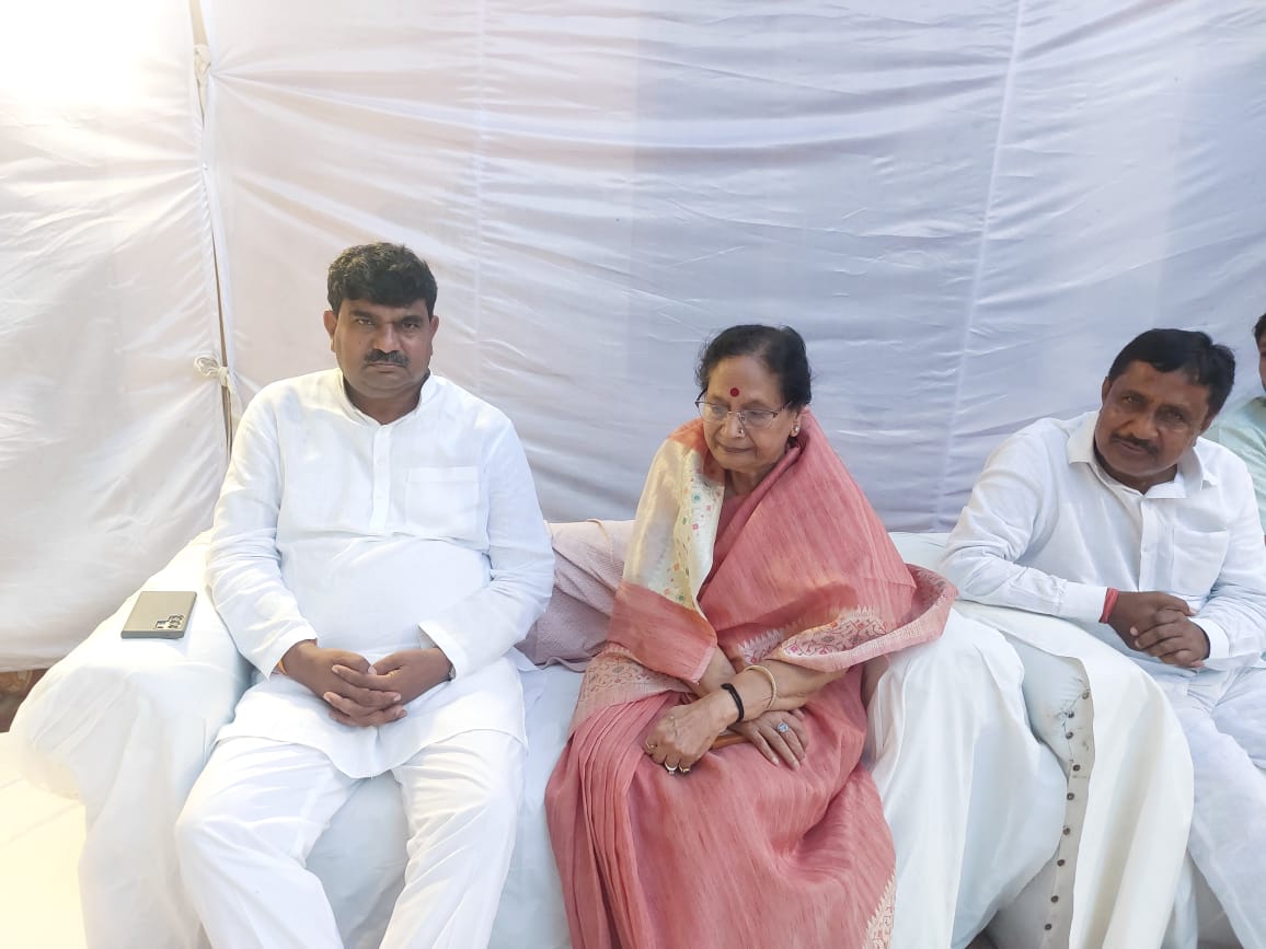 Dr. Sarojini Agarwal (@bjpsarojini) on Twitter photo рдкреНрд░рджреЗрд╢ рдорд╣рд╛рдордВрддреНрд░реА (рд╕рдВрдЧрдарди) рдЖрджрд░рдгреАрдп рд╢реНрд░реА рдзрд░реНрдордкрд╛рд▓ рдЬреА рднрд╛рдИрд╕рд╛рд╣рдм рдХреА рдкреВрдЬреНрдп рдорд╛рддрд╛рдЬреА, рд╢реНрд░реАрдорддреА рднрд╛рдЧреНрдпрд╡рддреА рджреЗрд╡реА рдЬреА рдХреЗ рдирд┐рдзрди рдХрд╛ рджреБрдГрдЦрдж рд╕рдорд╛рдЪрд╛рд░ рдкреНрд░рд╛рдкреНрдд рд╣реБрдЖред
рдЖрдЬ рдЬрдирдкрдж рдмрд┐рдЬрдиреМрд░ рдХреЗ рд╣реВрд░ рдирдЧрд▓рд╛ рдЧреНрд░рд╛рдо рдореЗрдВ рдЙрдирдХреЗ рдирд┐рд╡рд╛рд╕ рд╕реНрдерд╛рди рдкрд░ рдорд╛рддрд╛ рдЬреА рдХреЗ рдЪрд┐рддреНрд░ рдкрд░ рдкреБрд╖реНрдкрд╛рдВрдЬрд▓рд┐ рдЕрд░реНрдкрд┐рдд рдХреАред
рдорд╛рдБ рдХрд╛ рд╕реНрдиреЗрд╣, рдЖрд╢реАрд░реНрд╡рд╛рдж рдФрд░ рдорд╛рд░реНрдЧрджрд░реНрд╢рди рдЬреАрд╡рди рдХреА рдкреНрд░рджреЗрд╢ рдорд╣рд╛рдордВрддреНрд░реА (рд╕рдВрдЧрдарди) рдЖрджрд░рдгреАрдп рд╢реНрд░реА рдзрд░реНрдордкрд╛рд▓ рдЬреА рднрд╛рдИрд╕рд╛рд╣рдм рдХреА рдкреВрдЬреНрдп рдорд╛рддрд╛рдЬреА, рд╢реНрд░реАрдорддреА рднрд╛рдЧреНрдпрд╡рддреА рджреЗрд╡реА рдЬреА рдХреЗ рдирд┐рдзрди рдХрд╛ рджреБрдГрдЦрдж рд╕рдорд╛рдЪрд╛рд░ рдкреНрд░рд╛рдкреНрдд рд╣реБрдЖред
рдЖрдЬ рдЬрдирдкрдж рдмрд┐рдЬрдиреМрд░ рдХреЗ рд╣реВрд░ рдирдЧрд▓рд╛ рдЧреНрд░рд╛рдо рдореЗрдВ рдЙрдирдХреЗ рдирд┐рд╡рд╛рд╕ рд╕реНрдерд╛рди рдкрд░ рдорд╛рддрд╛ рдЬреА рдХреЗ рдЪрд┐рддреНрд░ рдкрд░ рдкреБрд╖реНрдкрд╛рдВрдЬрд▓рд┐ рдЕрд░реНрдкрд┐рдд рдХреАред
рдорд╛рдБ рдХрд╛ рд╕реНрдиреЗрд╣, рдЖрд╢реАрд░реНрд╡рд╛рдж рдФрд░ рдорд╛рд░реНрдЧрджрд░реНрд╢рди рдЬреАрд╡рди рдХреА