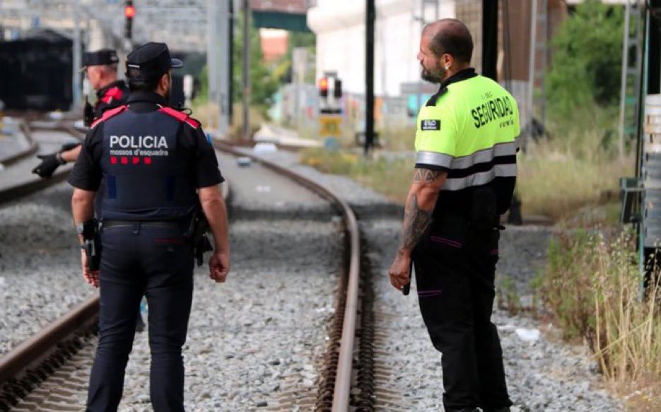 🇪🇸 | Un magrebí de 30 años ha muerto esta mañana en la estación de Sant Adrià de Besòs.

Según testigos, le robó el móvil a una mujer de unos 50 años en una zona cercana, unos deportistas lo persiguieron, y saltó a las vías del tren, donde fue atropellado y falleció en el acto.