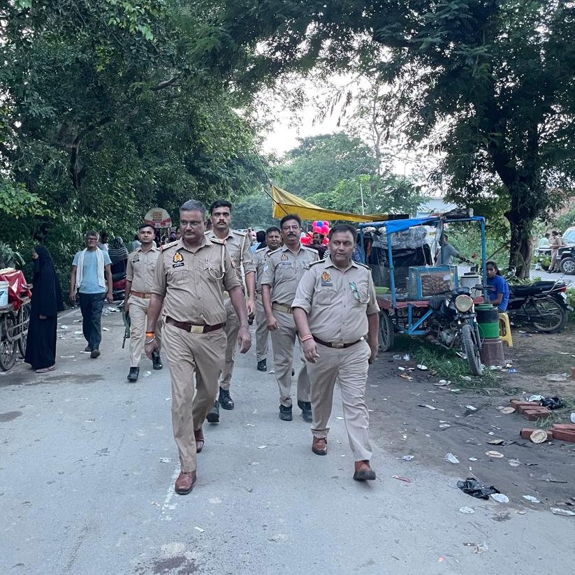 पुलिस अधीक्षक <a href="/pilibhitpolice/">Pilibhit Police</a> के निर्देशन में थाना बीसलपुर पुलिस द्वारा आगामी त्योहार, शांति एवं कानून-व्यवस्था बनाए रखने हेतु मुख्य मार्गों, बाजारों व भीड़-भाड़ वाले क्षेत्रों में #FootPatrolling की गई।
<a href="/igrangebareilly/">DIG RANGE BAREILLY</a>
<a href="/adgzonebareilly/">ADG Zone Bareilly</a>
<a href="/Uppolice/">UP POLICE</a>
<a href="/dgpup/">DGP UP</a>