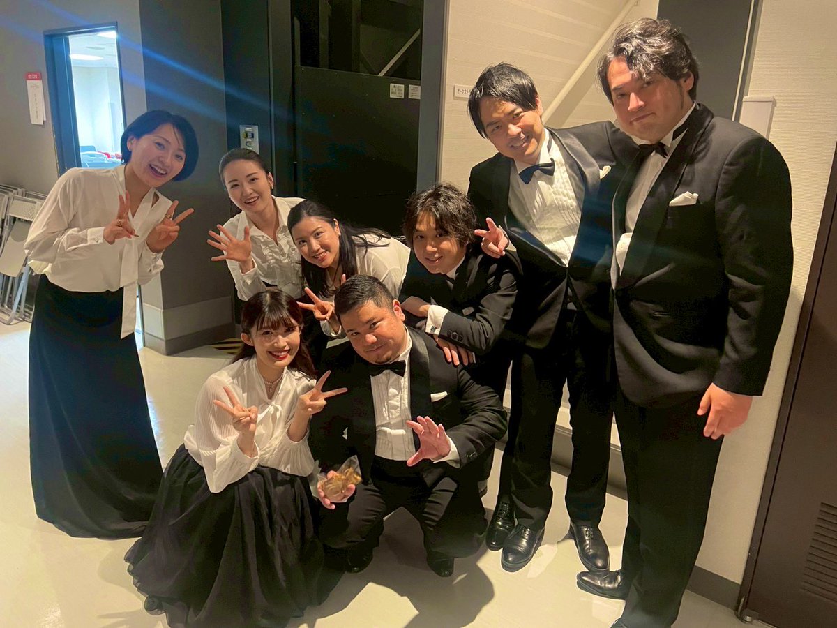 arisa1vo_mezzo's tweet photo. #ベートーヴェン #魂の交響曲
東京全公演終演✨

ベートーヴェンがどんな人生を歩み、作曲していたのかを改めて考えさせてくれる大切な時間でした🥲

一流の俳優の皆様、 #けいちゃん さんのピアノ、村上マエストロやコンマス施行さんはじめ素晴らしい音楽家の皆様、
そして関係者の皆様@ArtsInnovator 
本当にありがとうございました✨

クワイアの仲間からはまたプレゼントを頂いてしまった〜😭
愛溢れる仲間と音楽できて幸せ🥰
いつもありがとう！これからもどうか宜しくお願いします！

この素敵な経験を糧にまた前進するぞー💪

ご来場くださいました皆様ありがとうございました！❤️

今回のクワイアメンバー👇

ソプラノ
遠藤采　@sai810sop (7/3・4)
川上明里子　@ALItheatreCO (7/5・6)
小玉友里花　@koda_yuri (7/3〜6)
早川愛　@onikuniku_ai (7/4)

アルト
小原明実　(7/3)
本多唯那　@Beautyyyymissy (7/3・4)
横瀬まりの　@MarinoYokose (7/5・6)
吉田安梨沙　@arisa1vo_mezzo (7/5・6)

テノール
島崎涼 (7/3・4)
新城匠　@wff_sx (7/3〜6)
那須琢乙　@Mateki_tac (7/5・6)

バリトン
下牧寛典　@hiro_vo_bar (7/5・6)
高田慧一　@TKD_mu (7/5・6)
高橋宏典　@PreyHermann (7/3・4)
森翔梧　(7/3・4)

私が不在の日は新城くん@wff_sx がインペクを務めてくれました！ありがとう！
名古屋も宜しくお願いします✨