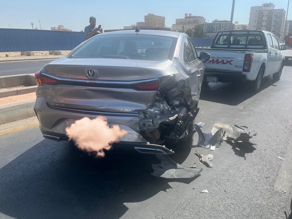 rony_aq's tweet photo. لما تكوني إنسانة ملتزمة بقوانين المرور وراكزة في سواقتك ومبعدة نفسك عن اي مجنون في الارض بيسوق وتكوني واقفة في امان الله في اشارة حمرة ويجيكي واحد الله اعلم عن نسبة صحيان عقلو يجي ويصدمك!!!! ويقولو البنات وسواقتهم!!!!!! لكن ما اقول غير قدّر ولطف بيا الحمد لله على كل حال.. #جدة https://t.co/OJvdU5ZXqB