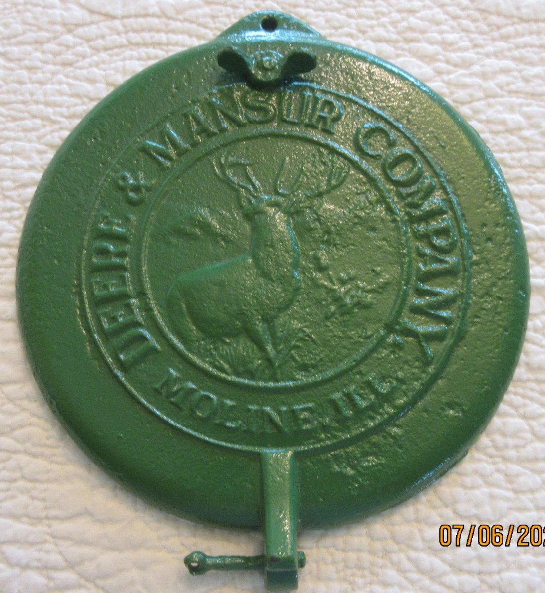 rusticrelics04's tweet image. Antique Deere & Mansur Company Cast Iron Corn Planter Lid Moline IL 1901 Y1521 ebay.us/m/iivhdg #eBay via @eBay #Agriculture #farmer #farming #farmlife #tractor #JohnDeere #hobbyfarm #crops #farmland #Agronomist #Deere #homesteader #collector #antique #castiron