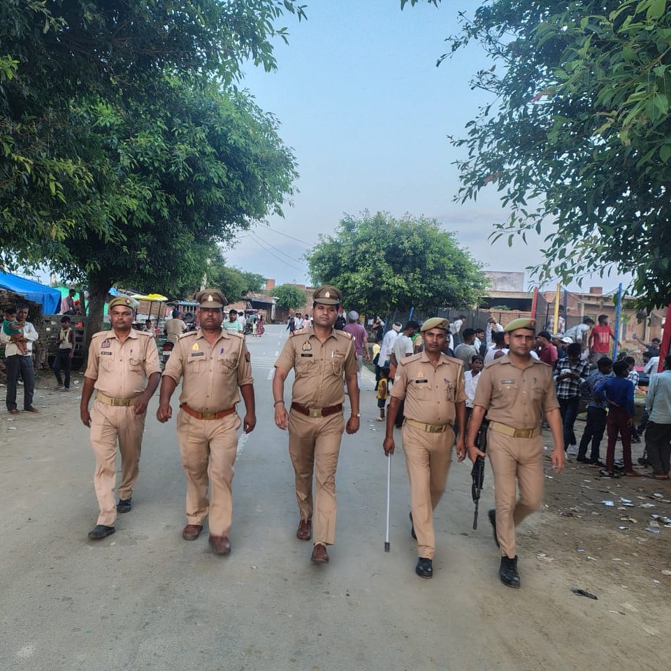 पुलिस अधीक्षक <a href="/pilibhitpolice/">Pilibhit Police</a> के निर्देशन में थाना करेली पुलिस द्वारा आगामी त्योहार, शांति एवं कानून-व्यवस्था बनाए रखने हेतु मुख्य मार्गों, बाजारों व भीड़-भाड़ वाले क्षेत्रों में #FootPatrolling की गई।
<a href="/igrangebareilly/">DIG RANGE BAREILLY</a>
<a href="/adgzonebareilly/">ADG Zone Bareilly</a>
<a href="/Uppolice/">UP POLICE</a>
<a href="/dgpup/">DGP UP</a>