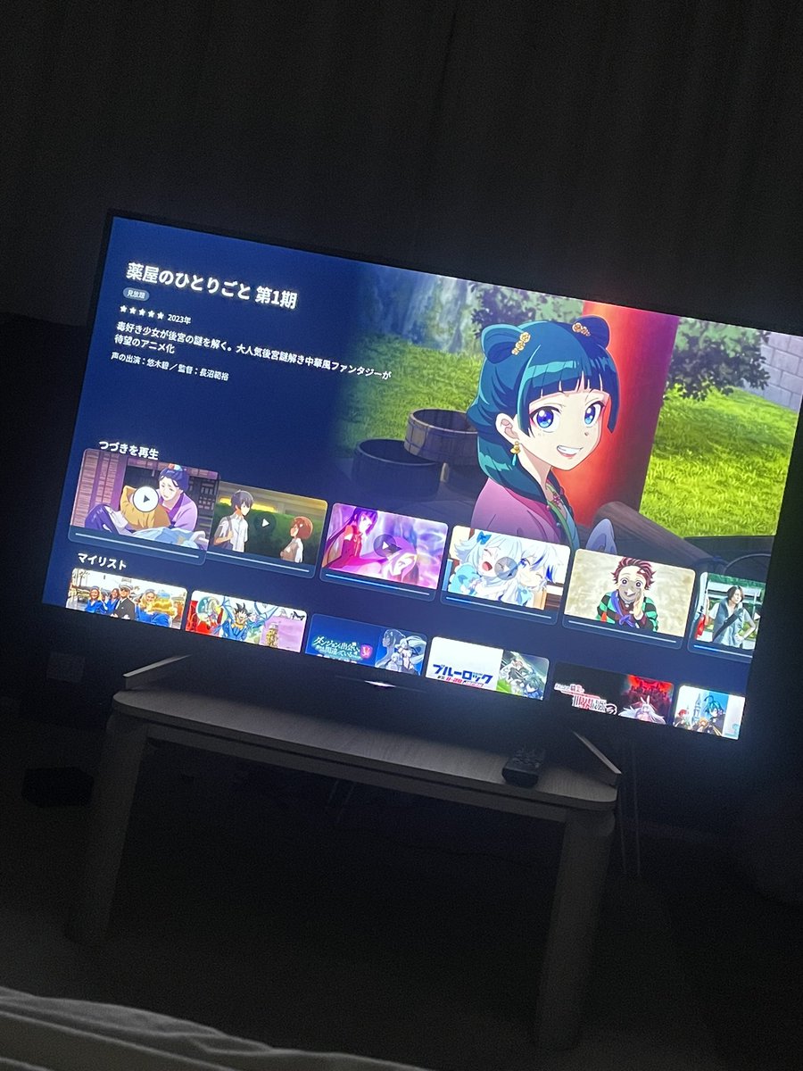 おじいちゃんちの掃除手伝ってたらテレビ貰えたデカすぎて困った
テレビ台乗らなかったから机の上に置いてみた