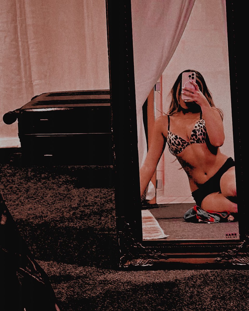 fauxblessing's tweet photo. ⠀
⠀ ⠀ ⠀ spending the day alone in the studio ,
⠀ ⠀ ⠀ what a wasteful sunday .
⠀ https://t.co/n8LHHvMklG