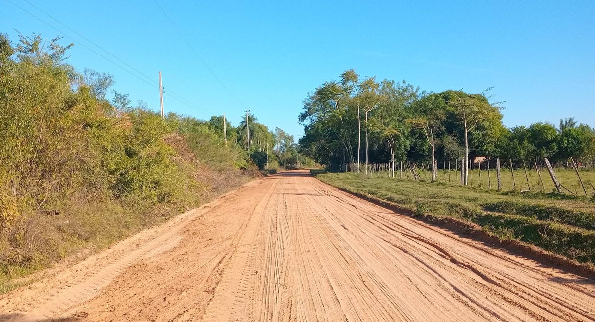 #ArregloDeCaminos 👉 Aprovechando este hermoso domingo con nuestra motoniveladora estamos perfilando el camino que nos conecta con la compañía #ValleApuá 🚧🚜 Tarea encarada en el marco del mantenimiento y recuperación de los caminos rurales 💪 #TuMuniResponde