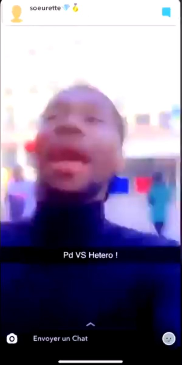 le fait qu’à la salle y a une fille et moi on a regardé le même gars giga bg en même temps puis après on s’est regardé dans les yeux en mode rivalité