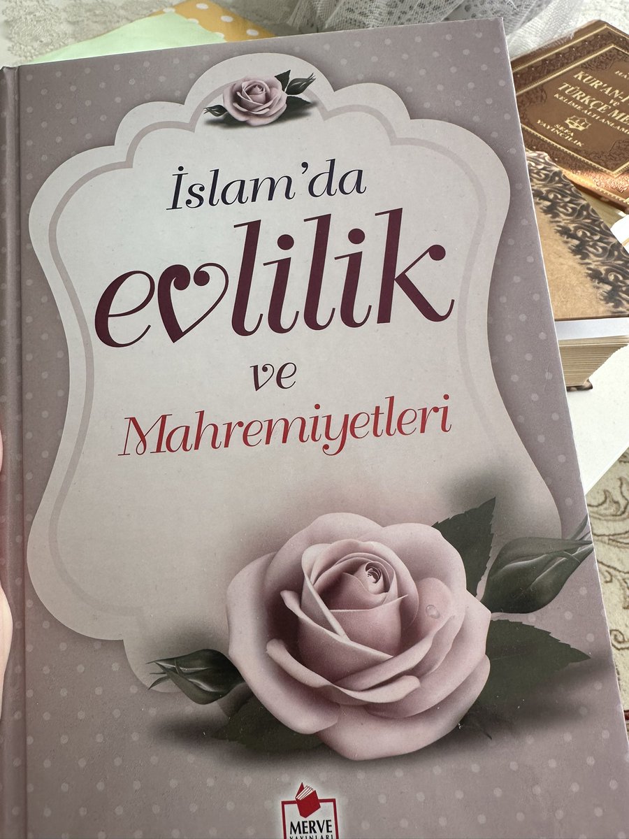 Geçen Hacıbayram’da sahafa gittim, kitapçıdaki bir  amca “hanım kızıma bir kitap hediye edeyim” diyip bu kitabı hediye etti. Ege Üniversitesi İnşaat Mühendisliğini birincilikle bitirmiş. Kur’an bir sofradır bol oku diye hem nasihat verdi hem bir sürü ayetin tefsirini anlattı. 1