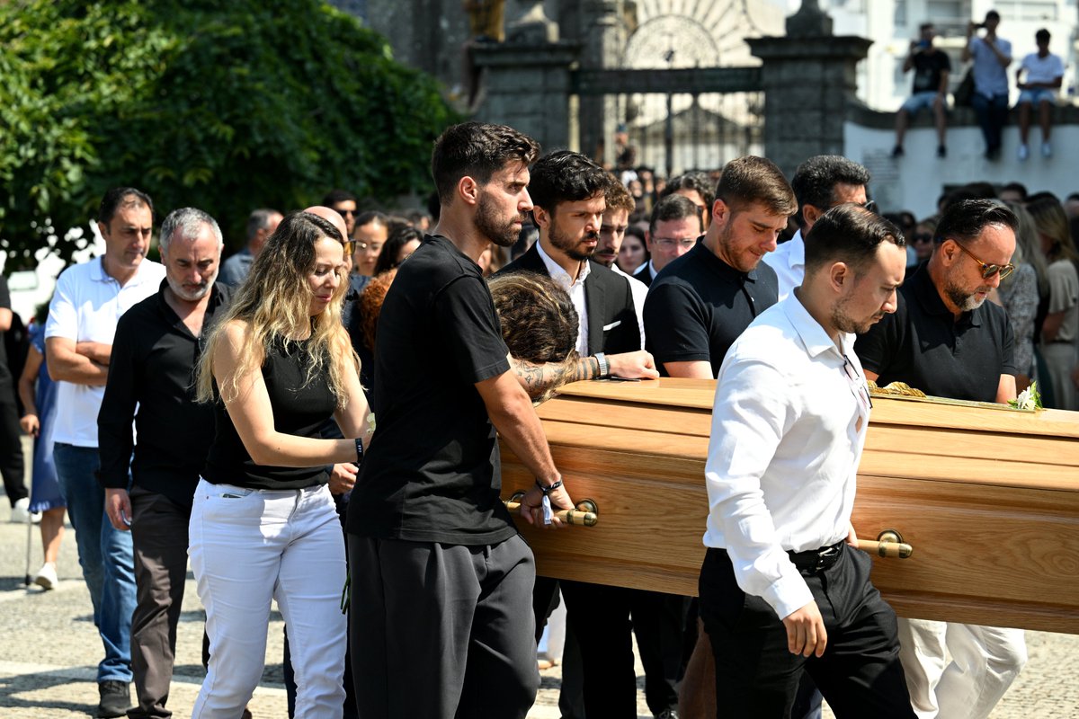 BREAKING: Liverpool FC’s incredible gesture for Diogo Jota!  The club will pay his salary to his family for the next 2 years, ensure lifelong care for his kids, and set up a special fund for them. True class from the Reds!  #LFC #DiogoJota

#Jota #RIP #JotaRIP