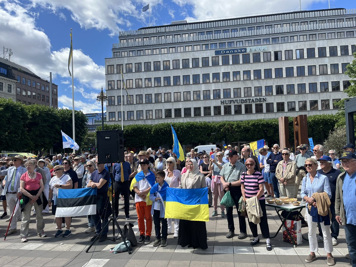 Mndagsrrelsen21's tweet image. 🇺🇦🇸🇪 Välkommen imorgon! Måndagsrörelsen kör hela sommaren varje måndag kl 12 på Norrmalmstorg.
Kom dit och visa stöd för Ukraina.
Mötena leds alltid av @ghokmark och @FredrikMalm och gänget som ordnar allt runtom.
Slava Ukraini 🇺🇦