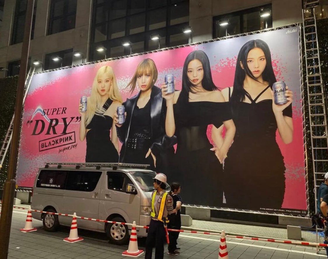 تم رصد لوحة إعلانية لتعاون بلاكبينك مع Asahi Super Dry

<a href="/BLACKPINK/">BLACKPINKOFFICIAL</a>