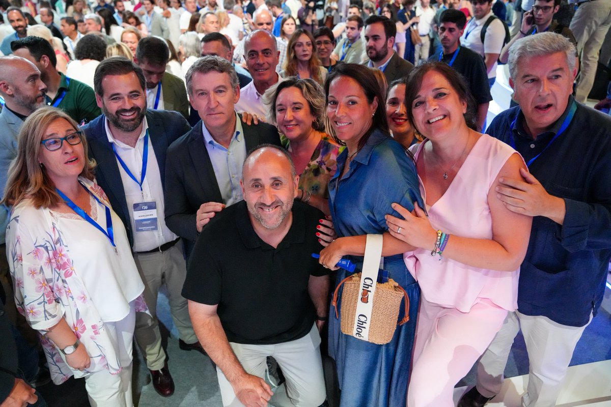 En España existe una forma diferente de hacer política: con hechos, con lealtad y con compromiso con los españoles y con los castellanomanchegos.

🤝🏼 Como ha dicho hoy <a href="/NunezFeijoo/">Alberto Núñez Feijóo</a> en la clausura del #21CongresoNacionalPP: “Me comprometo con un gobierno limpio, serio y que no