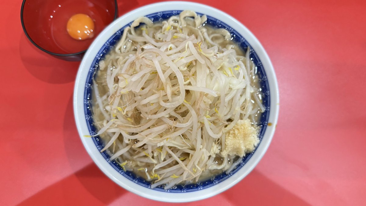 ogopoco26's tweet photo. 福岡県筑紫野市「ラーメン二郎 朝倉街道駅前店」
大ラーメン850円ニンニク生卵100円

わたしが信頼のおける筋から“二郎が福岡出店予定”の報を受けたのは2023年夏頃のこと。それ以来、出店場所などの情報をそれとなくお伝えしてきたものの、ようやくオープンしたのは1年以上経った2024年12月だった。

それから、はや7ヶ月が経過した。2回目の訪問は午後の部開始17時すこし前、並びはさほどなく、なんなく1ロット目に入れた。

平日だからなのか、たまたまなのか、それとも行列が落ち着いたのか。

福岡では、生活圏外のラーメン情報には興味を抱かない人が多いようなので、まだ認知度が低いのかも？

ともあれ、自分が知る限りでは福岡初の二郎風ラーメンは2006年11月オープンの「島系本店（志免町）」、それから約18年かけて二郎直系が進出してきたわけだ。勝手に隔世の感を抱くのはガチラヲタの性分というものだろう。

さて、この日は大ラーメン。

なんなく完食できる量ではあったものの、この日はアブラが強くてコクと旨みがやや控えめ、ぼんやりした感じ。豚は前回よりもちょっと小さかったか。ただし、麺は前回の硬めとは打って変わってやわめの好みの仕上がり。生卵に卓上のタレも加えて、麺をつけて食べられるようになったので存分に楽しめた。

17時半ごろ食べ終えると、外には待ちなし。1ロット目の人たちが、しっかりと二郎コールのジャーゴンを使いこなしていたのが印象に残った。