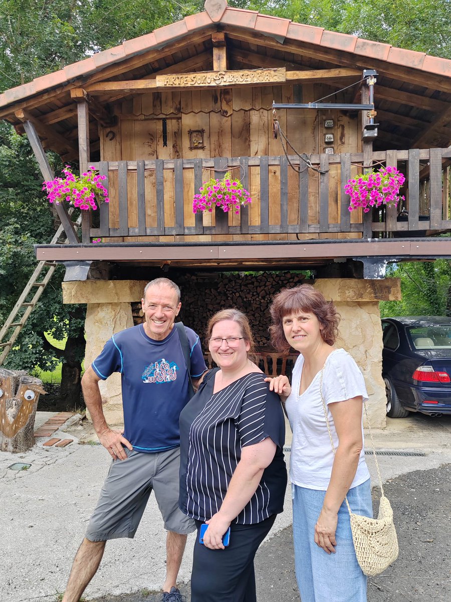 Con Laura y Rober,Ruralistas y dueños de artesoroa.com en Galdames ,casa rural para 8 y con 25 mil metros de finca.
#losruralistas #turismorural #communitymanager