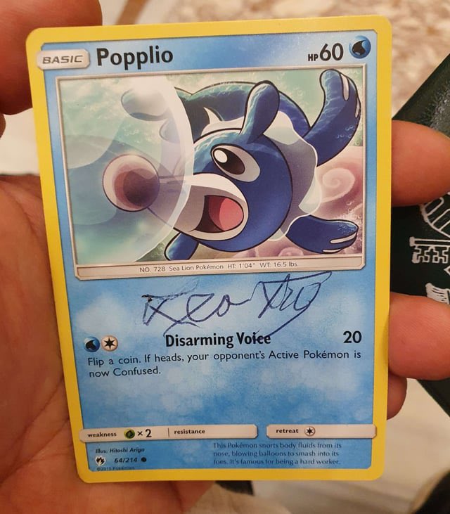 Aparentemente um treinador pediu ao “PopeLeo” para autografar sua cartinha do Popplio, e conseguiu!